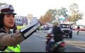 Polwan dan Pengendara Motor Sama-Sama Anak Muda, Periksa Surat-Surat Berlanjut Hal Lain