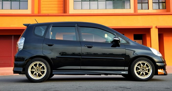 Honda Jazz GD3 pasang pelek Volk Racing CE28 Gold ukuran 15 inci.