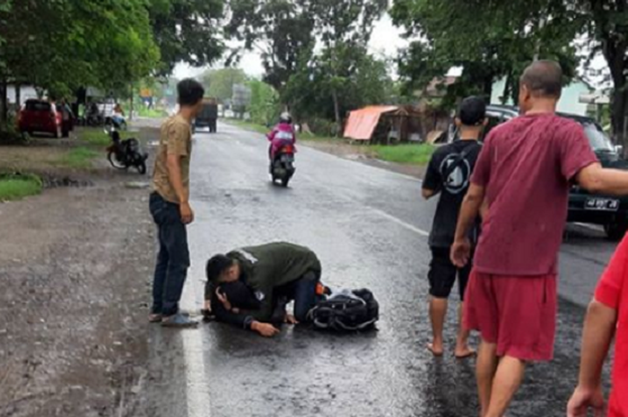 Pembonceng wanita tergeletak usai terjatuh karena rok terlilit gir motor