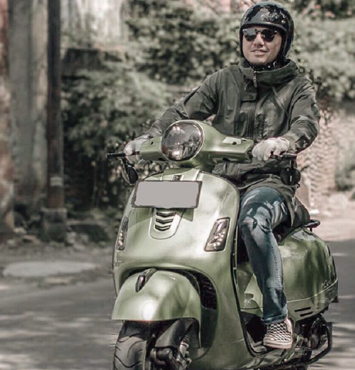 Ananda Omesh riding naik vespa