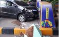 Avanza Ringsek, 'Nyosor' Kanan, Hajar Beton di Gerbang Tol Cililitan
