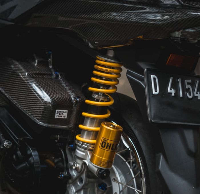 Mesin turut diboreup menjadi 155cc, plus sokbreker Ohlins biar makin maksimal.