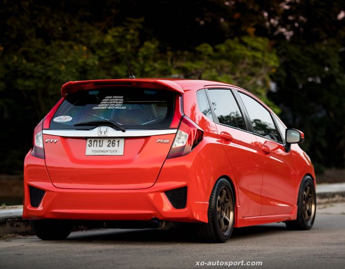 Tampilan belakang Honda Jazz GK5 dengan body kit Fit RS