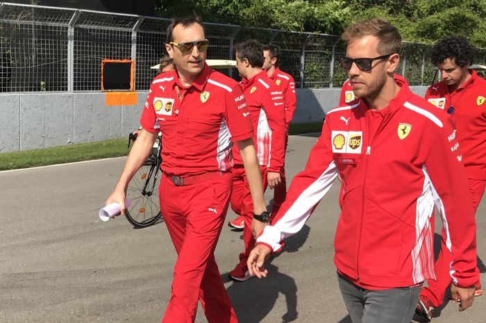 Sebastian Vettel (kanan) saat berjalan kaki (track walks) di sirkuit Gilles Villeneuve, Montreal, Kanada