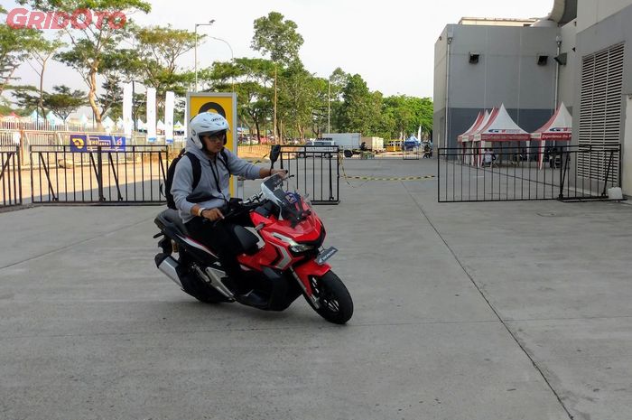 Seorang pengunjung sedang melakukan test ride Honda ADV150 di GIIAS 2019.