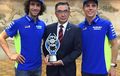 Alex Rins Datang ke Markas Suzuki di Jepang, Pamer Trofi Juara MotoGP Inggris