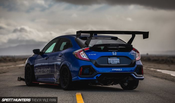 Tampilan belakang dihiasi dengan sayap lebar