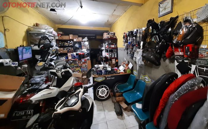 Spare part hingga aksesori motor matik di bengkel RI Matic Shop &amp; Service, Jakarta Timur