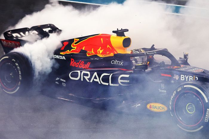 Max Verstappen menutup musim balap F1 2022 dengan kemenangan di Abu Dhabi, mobil Red Bull menggunakan logo bertuliskan Honda 