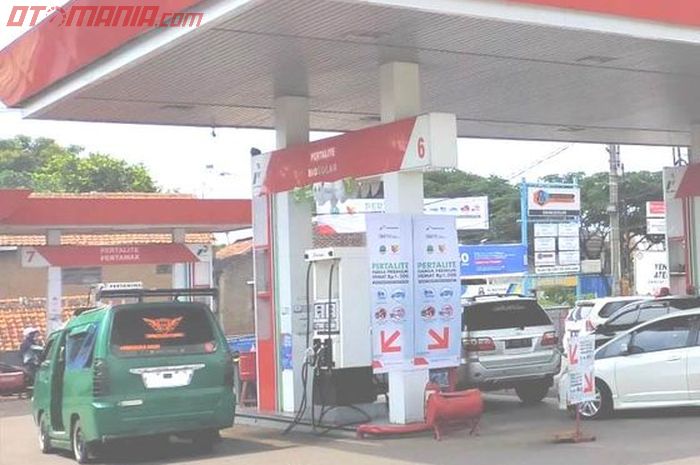 Ilustrasi angkot sedang mengisi bensin di SPBU Pertamina