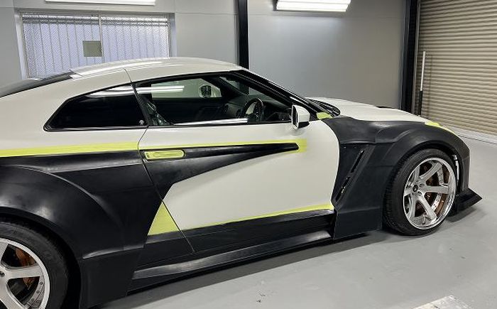 Tampilan samping Nissan GT-R R35 dengan body kit racikan Kuhl Racing