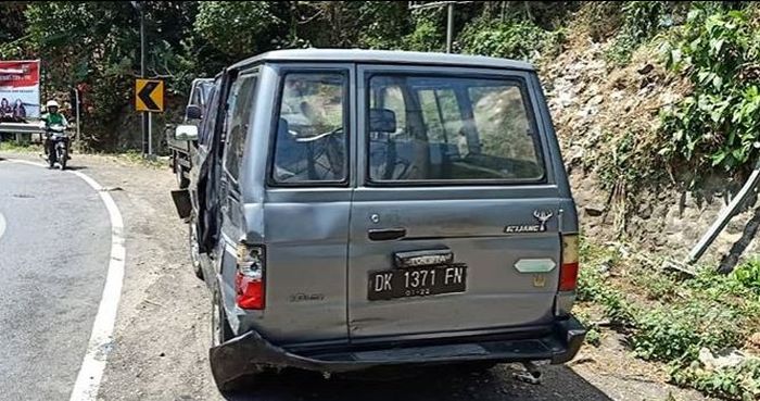 Kondisi Toyota Kijang usai terlibat kecelakaan di Tabanan, Bali