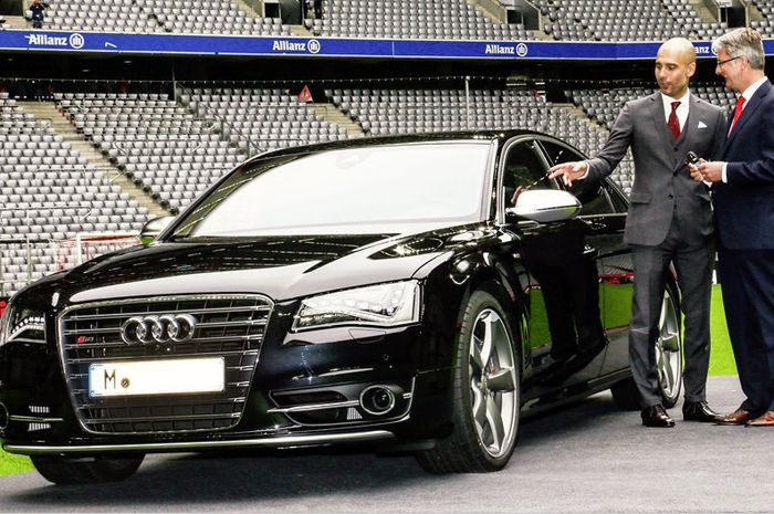 Audi A8 langsung diberikan CEO Audi kepada Pep Guardiola (kiri) tahun 2013