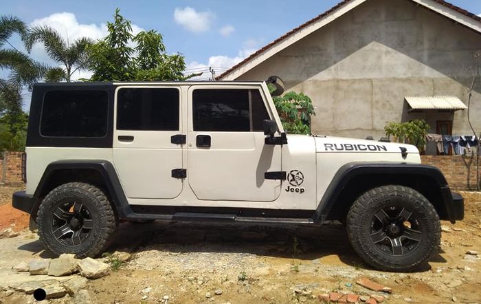 Tampilan samping Kijang Kapsul Mirip Jeep Rubicon