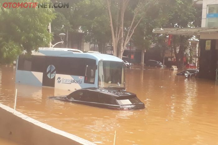 Ilustrasi. Mobil terendam banjir.