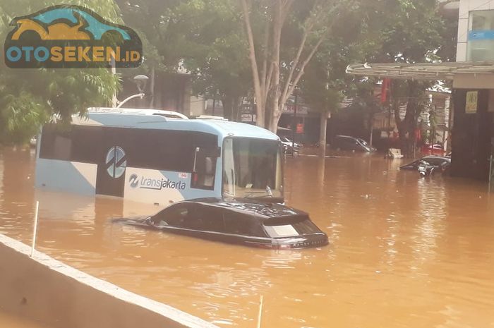 Ilustrasi. Mobil terendam banjir.