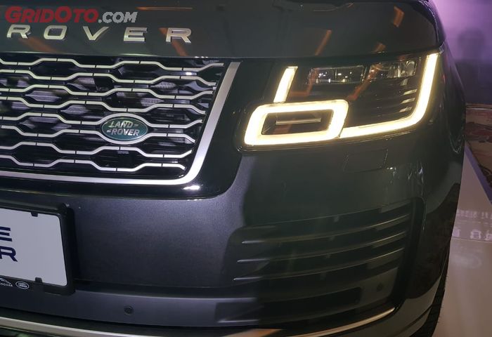 Grille depan Range Rover yang baru dengan motif honeycomb. Dan lampu utama Matrix LED dengan Ring LED DRL.