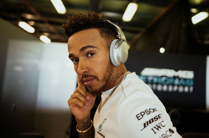 Menurut lapiran media Jerman Sport Bild baru-baru ini, Lewis Hamilton akan menandatangani kontrak 3 tahun dengan Mercedes sekitar Rp 2,5 triliun