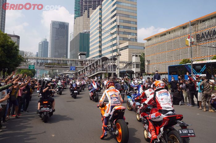 Antusiasme masyarakat sangat tinggi untuk menyaksikan parade pembalap MotoGP yang konvoi di jalan MH Thamrin, Jakarta pusat hari Rabu (16/3/2022)