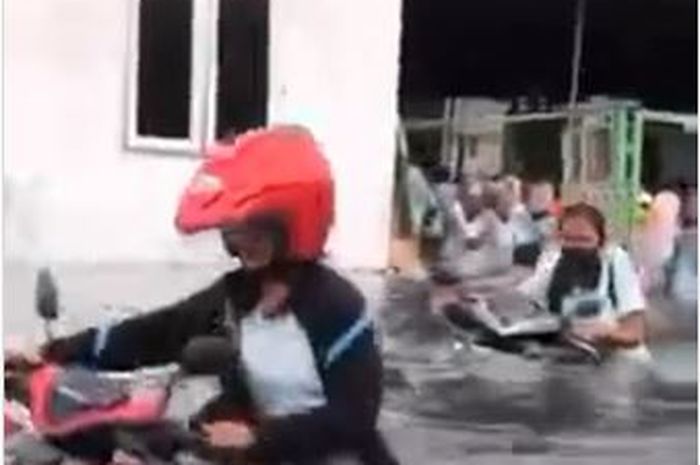 Banjir rob di Kawasan Tanjung Mas Semarang membuat motor tenggelam sampai setang.