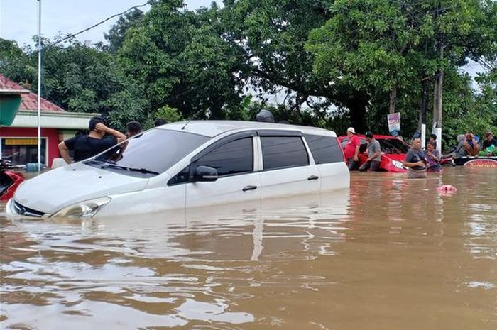 Ilustrasi mobil terobos banjir lebih berisiko daripada hanya terendam