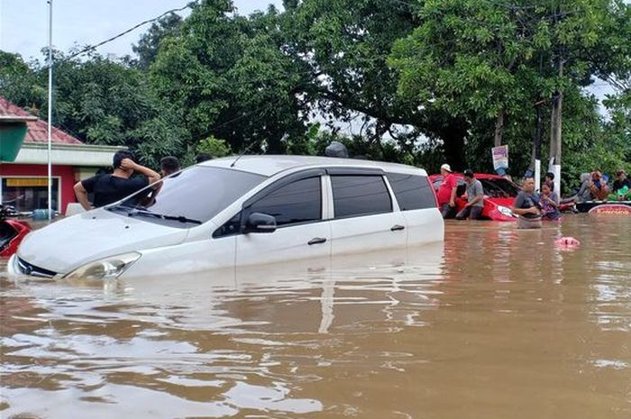 Ilustrasi mobil terobos banjir lebih berisiko daripada hanya terendam