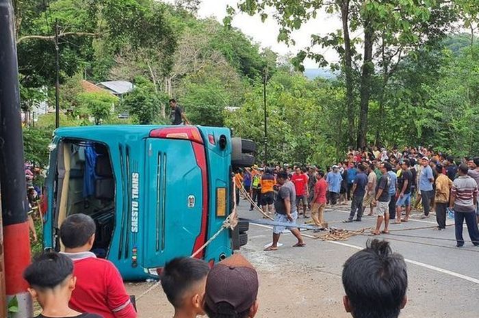 Bus pariwisata PO Saestu Trans terguling di tikungan Wanagama, Imogiri, Bantul DIY