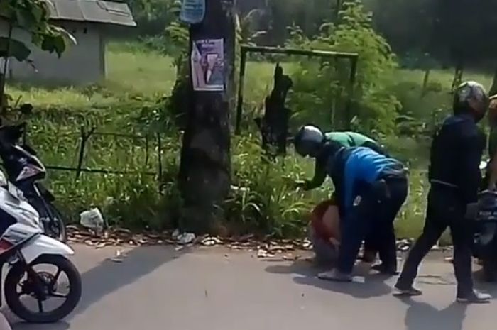 Penangkapan terduga pelaku begal oleh beberapa polisi di Tangeran