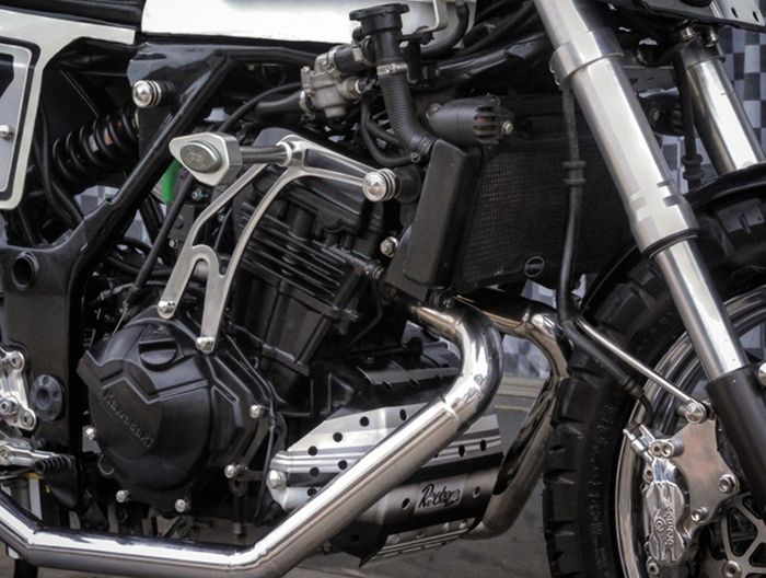 Diberi crash bar dan skid plate biar enggak rusak parah kalau jatuh