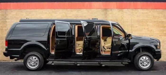 Beberapa fitur mewah juga disematkan di dalam kabin Ford Excursion Limousine