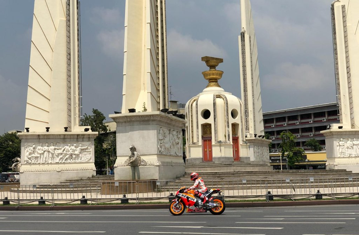 Aksi Marc Marquez di jalanan kota Buriram