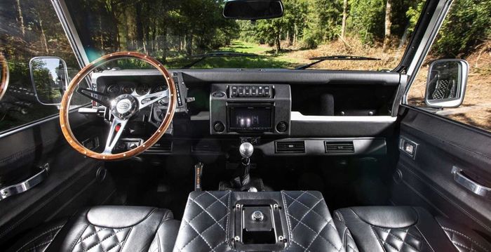 Tampilan interior restomod Land Rover Defender hasil modifikasi Arkonik