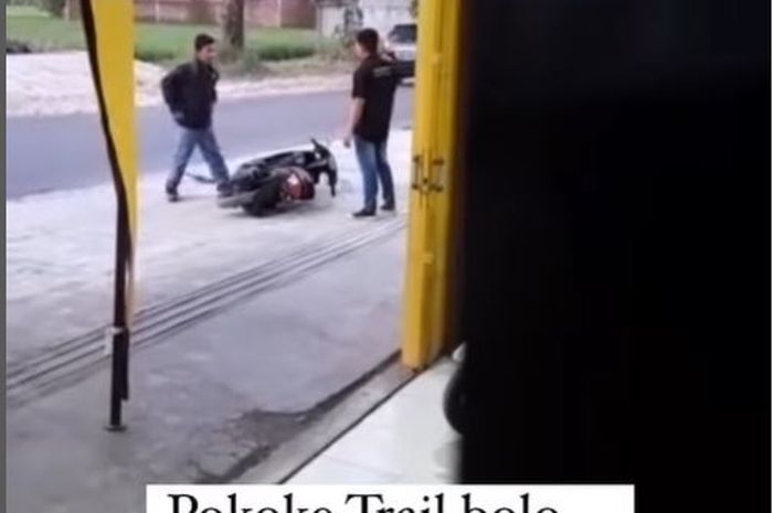 Konten bocah SMA injak-injak motor matik di depan dealer karena minta trail