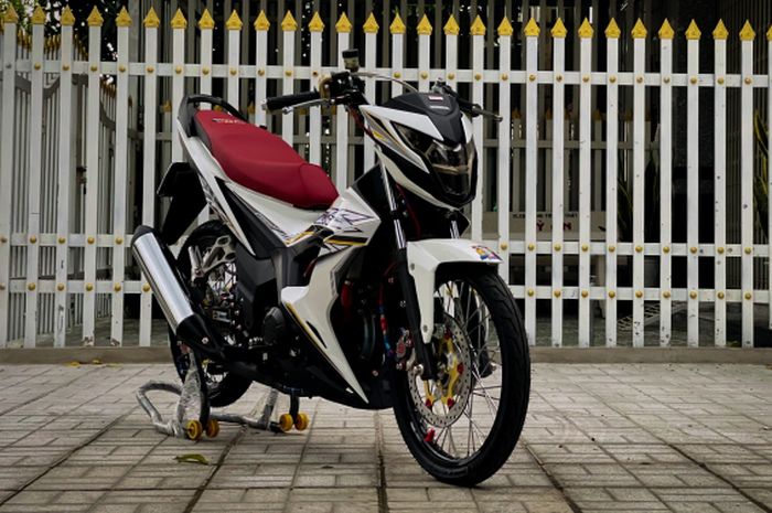 Modifikasi keren Honda Sonic 150R pasang pelek jari-jari 