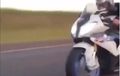 Gokil...Udah Ngebut 300 Km/Jam Lebih, Eh Ada Motor Nyalip