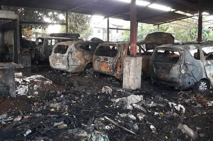 Sebanyak enam unit mobil yang terparkir di tempat penitipan mobil Jalan Swadaya RT 06/RW 14 Kelurahan Cipinang Besar Utara, Jatinegara terbakar