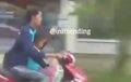 Keterlaluan, Video Emak-emak Enggak Pakai Helm, Bawa Anak, dan Lepas Tangan Karena Main HP Saat Mengendarai Motor