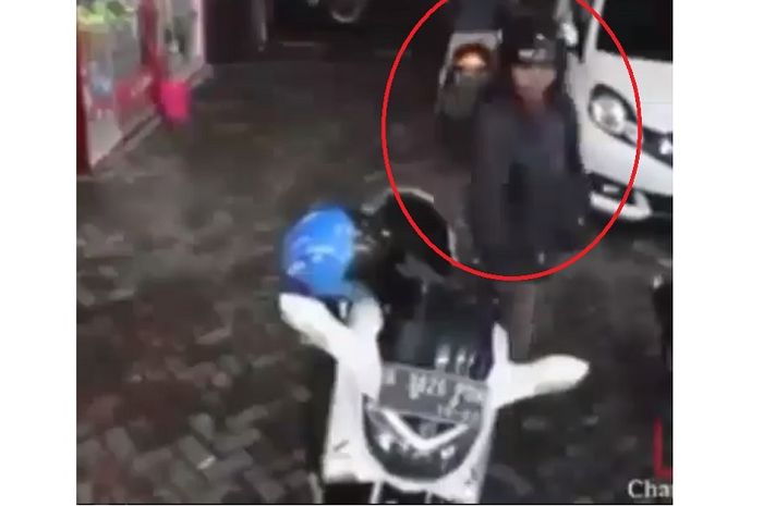 Maling motor beraksi terekam CCTV