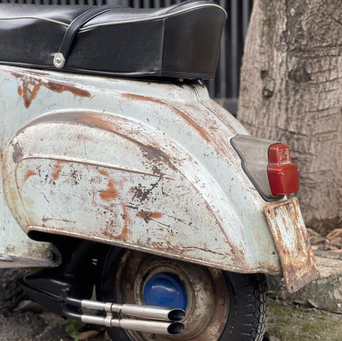 Tampak belakang Vespa Special 90 atau Vespa Darling 