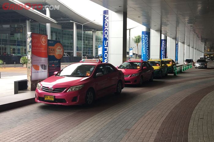 pengemudi taksi di pusat kota Bangkok