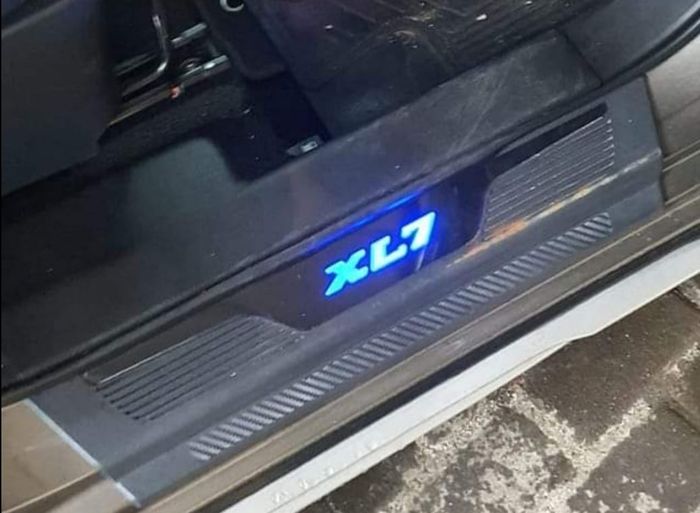 Ilustrasi aksesori door sill plate di Suzuki XL7