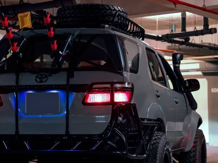 Buritan Toyota Fortuner dilindungi oleh roll cage