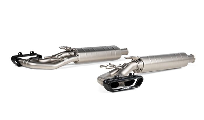 Knalpot ini menggunakan bahan titanium yang lebih ringan hingga 44.5%