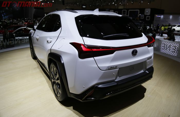 Area buritan Lexus UX F SPORT menarik perhatian