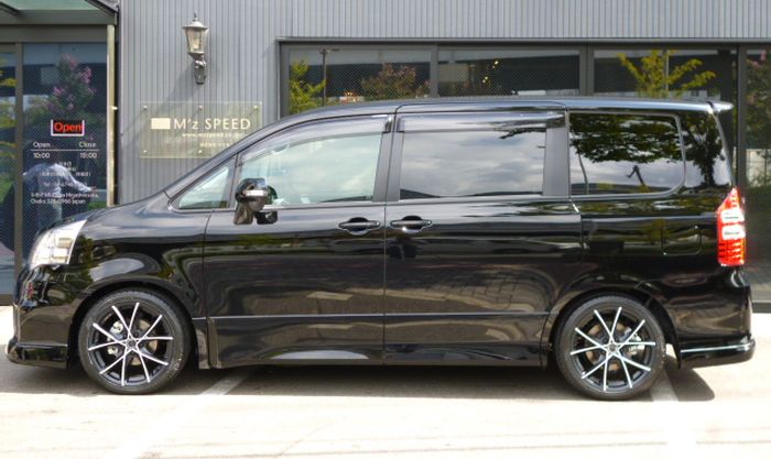 Kaki-kaki Toyota Nav1 ditopang coilover dari Tein High tech