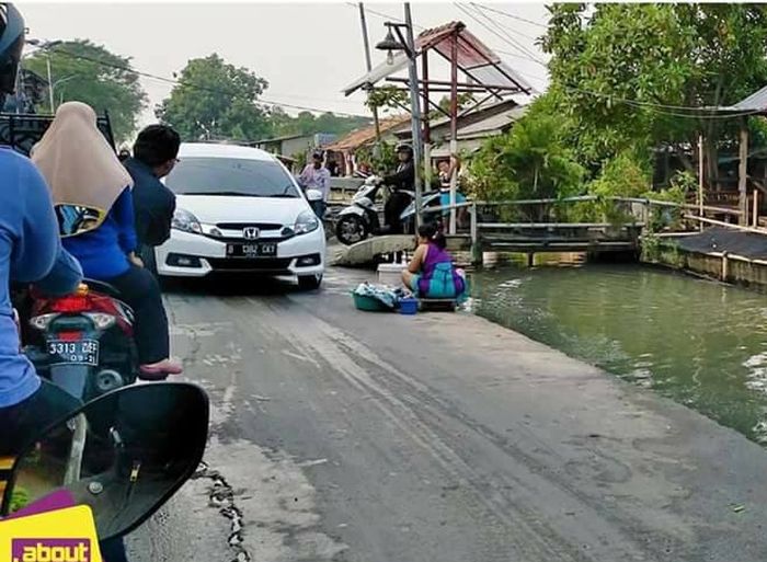 Honda Mobilio menghindari emak-emak yang mencuci di tepi sungai
