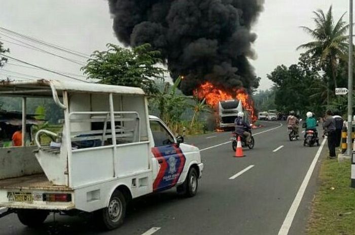 Bus Sahabat rute Cirebon - Kulonprogo hangus terbakar setelah tabrakan dengan sepeda motor