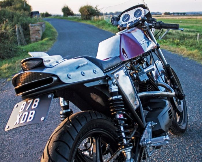 Sektor mesin dapat exhaust system kustom yang unik