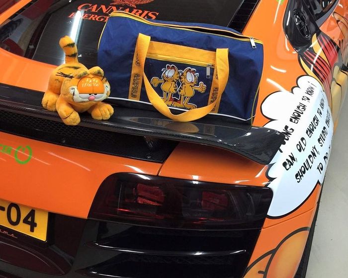 Tampilan belakang Audi R8 pakai kelir Garfield