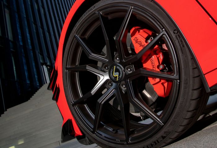 Modifikasi Chevrolet Corvette C8 ditopang pelek multi-spoke ukuran belakng